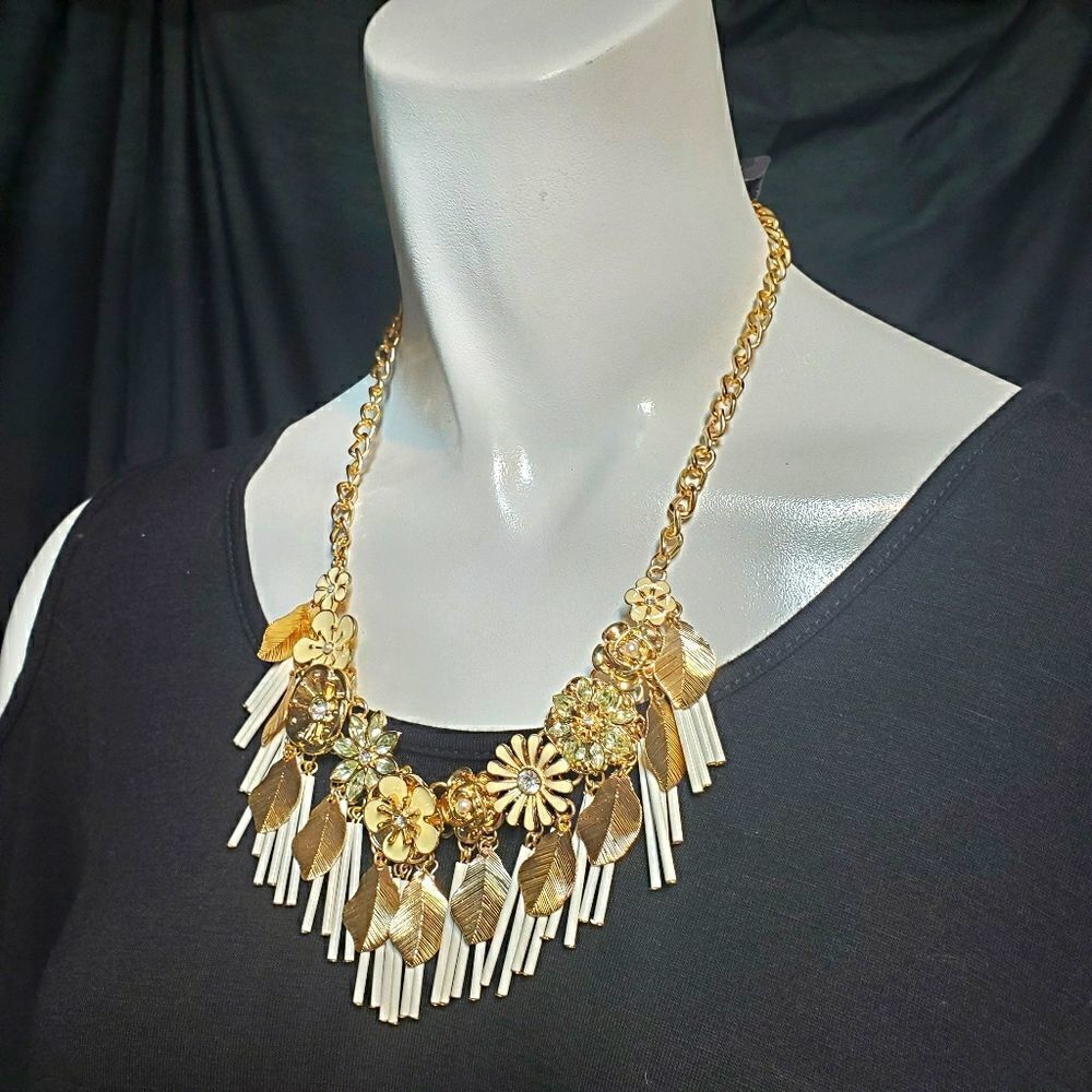 NWT Target Gold, White, & Cream Flower Necklace